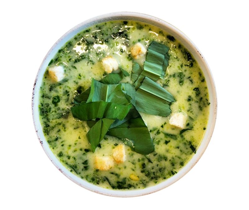 Frühling Bärlauchsuppe mit frittierten Kartoffelscheiben